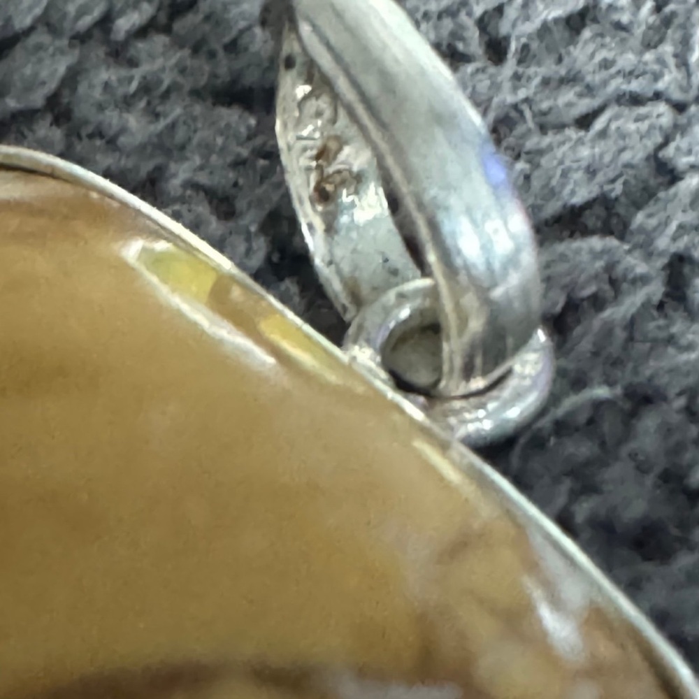 Elegant Gold-Tone Pendant - Picture 4 of 5